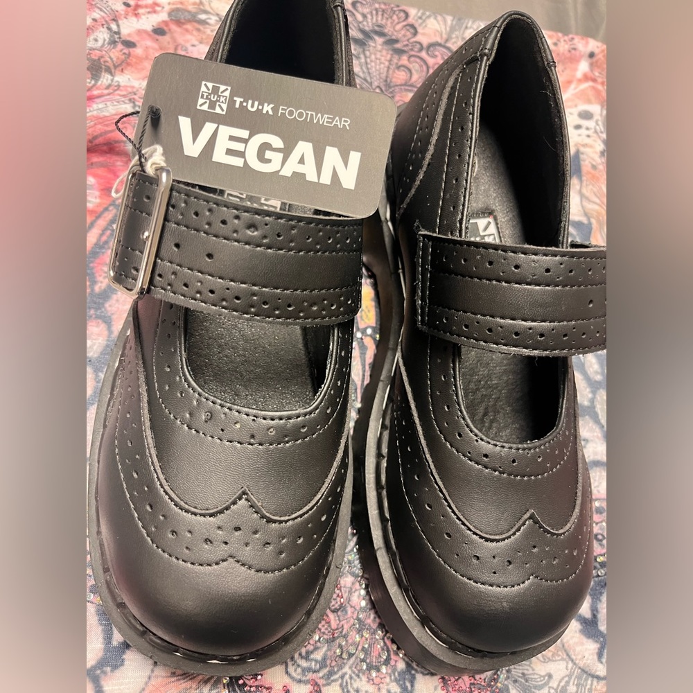 T.U.Kskin shoe
Details: No flaws noticed message for question's.